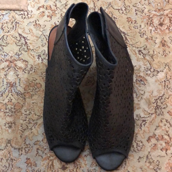 GREAT MOMENTS Size 11 Premier VHeel Floral Leather Laser Cut-Out Design Velcro - Picture 7 of 16